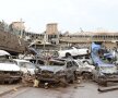 Mașini luate de vînt și
adunate în curtea unui
spital din Oklahoma City