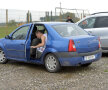 Fotbaliștii Sportului s-au echipat în mașinile cu care au venit la Bălăceanca // Foto: Cristi Preda