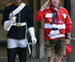 Un susţinător al lui Bayern salută alături de soldatul din garda reginei // Foto: Reuters