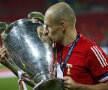 Robben îşi sărută trofeul cucerit după finala cu Dortmund, 2-1