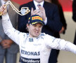 Nico Rosberg ridică mîndru trofeul înmînat de Prinţul Albert al II-lea de Monaco // Foto: Reuters