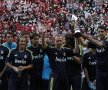 VIDEO şi FOTO » Legendele lui Real Madrid au făcut show pe Old Trafford: Figo, Zidane sau Van Nistelrooy au evoluat într-un meci caritabil