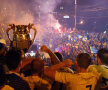 Fotbaliştii arată fanilor trofeul pentru care au aşteptat 18 ani