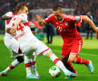 Alex Maxim (stînga) îl atacă hotărît pe Ribery în finala de la Berlin // Foto: Guliver/GettyImages