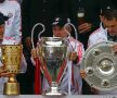Trei campioni cu trei trofee: Heynckes (Ligă), Neuer (campionat) şi Schweinsteiger (Cupă) // Foto: Reuters
