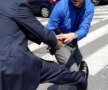 Filmat cu un iPad de al doilea ziarist, Preziosi îl agresează pe reporter și-i face bucăți camera cu care voia să înregistreze discuția