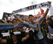 FOTO Istanbul United » Ultraşii lui Galatasaray, Fenerbahce şi Beşiktaş luptă umăr la umăr în ciocniri sîngeroase cu poliţia
