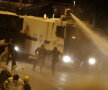 Tunurile cu apă încearcă să spargă blocada fanilor // Foto: Reuters
