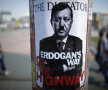 Portretul prim-ministrului Erdogan cu mustaţa lui Hitler lipit pe stîlpii din Istanbul // Foto: Reuters
