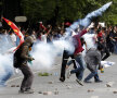 Pietrele şi torţele sînt armele protestatarilor // Foto: Reuters
