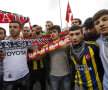 Fanii celor trei mari puteri din Istanbul sînt împreună în războiul împotriva Guvernului // Foto: Reuters