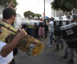 FOTO Haos la primul meci de la Cupa Confederaţiilor » Alergaţi cu caii, vînaţi cu gloanţe de cauciuc şi gaze lacrimogene