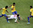 Niponul Kagawa anihilat de 3 brazilieni: Paulinho, Hulk şi Gustavo // Foto: Reuters