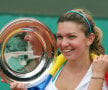 2008. Roland Garros. Simona zîmbind alături de trofeul destinat cîștigătoarei