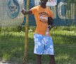 CĂLDURĂ MARE, MONȘER! Senegalezul Abdoullaye are 1,97 metri și a venit la antrenament îmbrăcat de plajă
