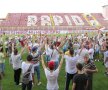 FOTO Fanii Rapidului au sărbătorit cu jucătorii împlinirea a 90 de ani de la înfiinţarea clubului