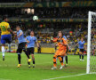 Paulinho (stînga, numărul 18) marchează în poarta Uruguayului. Planare perfectă, lovitură de cap necruţătoare // Foto: Guliver/GettyImages
