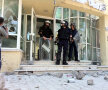 Poliţiştii păzesc geamurile sparte