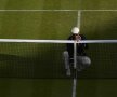 La fix. Fileul trebuie măsurat înaintea fiecărui meci, chiar dacă eşti îmbrăcat în stricta ţinută de la Wimbledon // Foto: Reuters