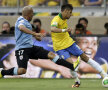 Neymar (dreapta) atacat agresiv de uruguayanul Arevalo, în semifinalele Cupei Confederaţiilor // Foto: Reuters