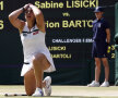 Momentul în care finala feminină se încheie, iar Marion Bartoli cade în genunchi, copleşită de emoţie // Foto: Reuters