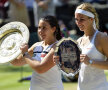 Bartoli (stînga) şi învinsa ei, Sabine Lisicki, cu trofeele de la Wimbledon // Foto: Reuters