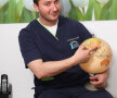 Răzvan e medic stomatolog şi arată spre ţara în care vor ajunge în această vară.