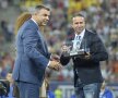 FOTO Olăroiu i-a înmînat lui Reghecampf trofeul fair play » Suporterii i-au aclamat pe cei doi tehnicieni