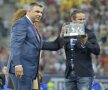 FOTO Olăroiu i-a înmînat lui Reghecampf trofeul fair play » Suporterii i-au aclamat pe cei doi tehnicieni