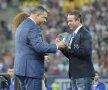 FOTO Olăroiu i-a înmînat lui Reghecampf trofeul fair play » Suporterii i-au aclamat pe cei doi tehnicieni