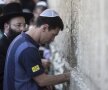 Un evreu ultraortodox
îl urmărește atent pe
Messi la Zidul Plîngerii Foto: Reuters