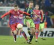 Siem de Jong (dreapta), într-un duel incendiar cu Vlad Chiricheş, în Europa League. Ajax a fost eliminată de Steaua la Bucureşti
// Foto: Alex Nicodim
