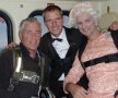 Mark Sutton (în centru) în elicopterul din care a sărit la JO Londra alături de "Regina" Angliei