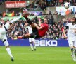 Van Persie (în roşu) reia acrobatic şi marchează golul etapei // Foto: Guliver/GettyImages