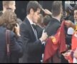 Casillas dînd autograf pe un tricou al Barcelonei, în trecut