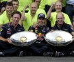 Poză de grup după victoria de la Spa: Vettel, încadrat de Christian Horner (managerul general Red Bull Racing, stînga) şi Adrian Newey (director tehnic)