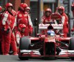 Fernando Alonso la boxele echipei Ferrari, foto: reuters