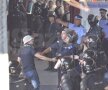VIDEO şi FOTO Violenţele s-au mutat în stadion! Jandarmii au intervenit în forţă în sectorul ultraşilor maghiari