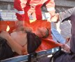VIDEO şi FOTO Violenţele s-au mutat în stadion! Jandarmii au intervenit în forţă în sectorul ultraşilor maghiari