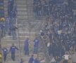 VIDEO şi FOTO Violenţele s-au mutat în stadion! Jandarmii au intervenit în forţă în sectorul ultraşilor maghiari