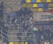 VIDEO şi FOTO Violenţele s-au mutat în stadion! Jandarmii au intervenit în forţă în sectorul ultraşilor maghiari