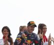 Vettel nu este iubit la Monza, fieful lui Alonso, astfel că, în absenţa fanilor, germanul a sărbătorit victoria alături de cei de la Red Bull. Hostessele şi-au făcut doar meseria!