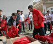 FOTO Dinamoviştii au împărţit ghiozdane, rechizite şi apă în comuna lui Bute