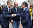 Primarul Botoşaniului (stînga) şi viceprimarul (centru) s-au salutat cu preşedintele Stelei, Valeriu Argăseală // Foto: Ionuț Tăbultoc (Botoșani)