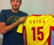 GALERIE FOTO Lucian Goian, un fotbalist cu suflet mare » Fostul dinamovist organizează licitaţii caritabile cu tricouri ale fotbaliştilor