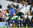 Mata, în albastru, n-a putut fi oprit de jucătorii lui Tottenham. Sigurdsson încearcă în zadar să-l blocheze