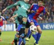 Draxler, în verde, aici în duel cu Stocker, n-a iertat-o nici pe Basel // Foto: Reuters