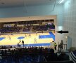  Spectatorii din tribuna
nou construită la Sala
Olimpia din Ploiești nu pot
vedea poarta din dreapta
la un meci de handbal
Foto: observatorulph.ro