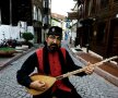 Deşi e distanţă mare între muzica tradiţională din Turcia şi manele, legăturile sînt evidente pentru muzicologi