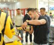 FOTO Jucătorii braşoveni au fost prezenţi la inaugurarea standului oficial al clubului, dintr-un hypermarket